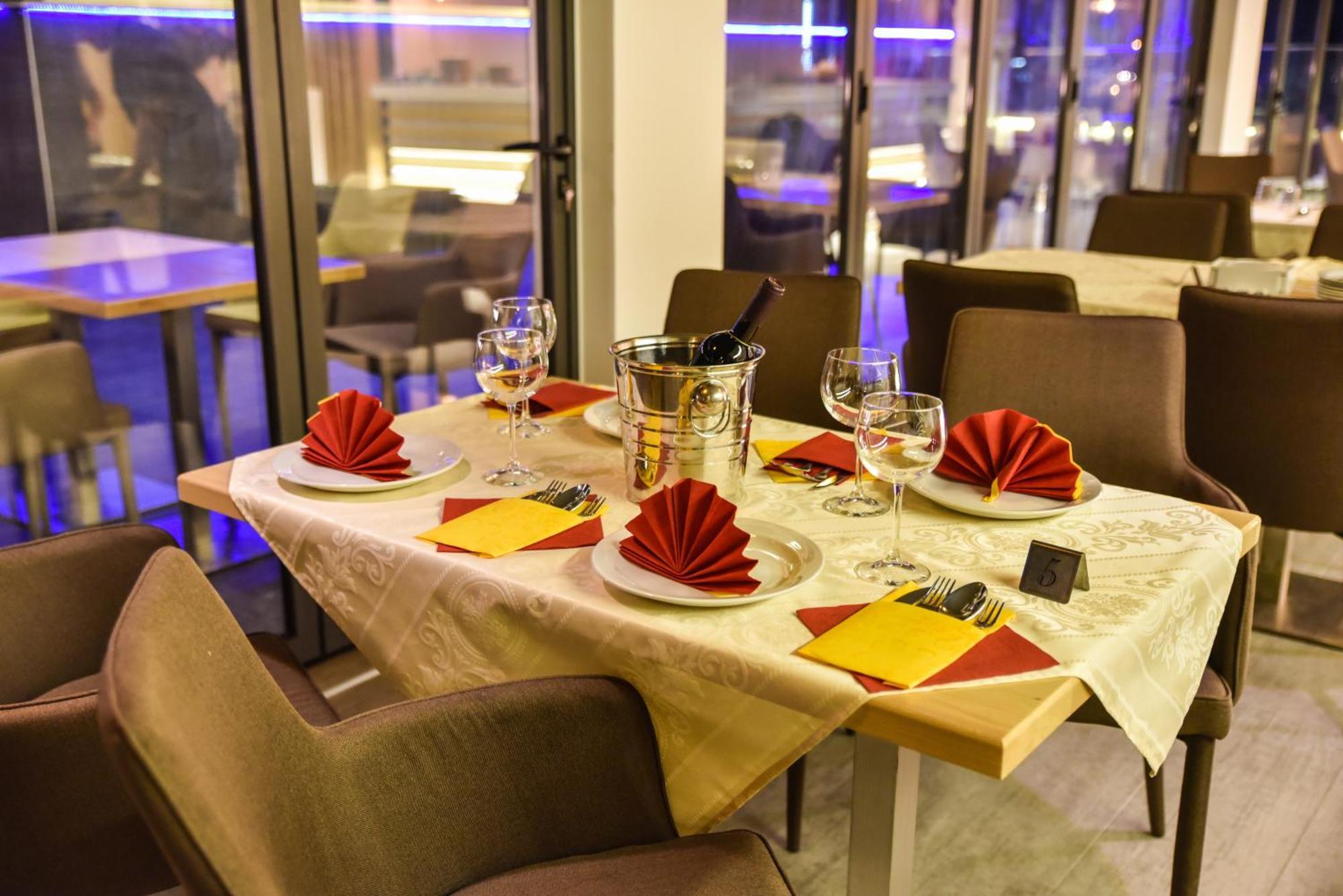 Hotel Evropa Улцин Екстериор снимка